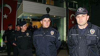 Türk polisi bir karakolun önünde duruyor, 10 Ekim 2007