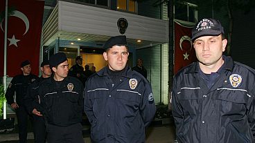 Türk polisi bir karakolun önünde duruyor, 10 Ekim 2007