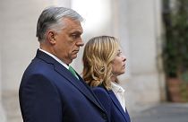 رئيسة الوزراء الإيطالية جيورجيا ميلوني، على اليمين، ترحب بنظيرها المجري فيكتور أوربان في مكتب حكومة قصر تشيجي في روما، الاثنين، 24 يونيو 2024.