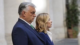 Η Ιταλίδα πρωθυπουργός Γεωργία Μελόνι, δεξιά, καλωσορίζει τον Ούγγρο ομόλογό της Βίκτορ Ορμπάν στο γραφείο της κυβέρνησης του παλατιού Τσίγκι στη Ρώμη τη Δευτέρα 24 Ιουνίου 2024.