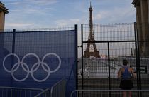 عداء يتوقف لإبداء الإعجاب ببرج إيفل في ساحة تروكاديرو يوم الخميس 18 يوليو 2024 في باريس.