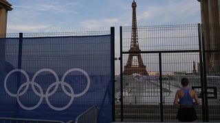 عداء يتوقف لإبداء الإعجاب ببرج إيفل في ساحة تروكاديرو يوم الخميس 18 يوليو 2024 في باريس.