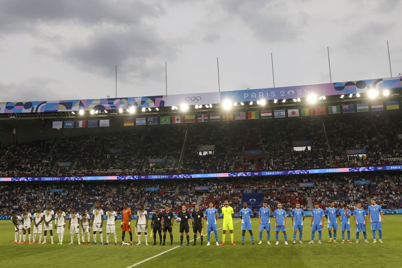 Les équipes d'Israël et du Mali avant le match de football masculin au Parc des Princes à Paris