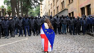 عکس آرشیوی از یک معترض به قانون جنجالی عوامل خارجی در برابر نیروهای ضد شورش گرجستان