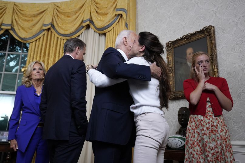 Le président Joe Biden serre Ashley Biden dans ses bras après s'être adressé à la nation. Aussi présents : Jill Biden, Hunter Biden et Finnegan Biden, à droite.