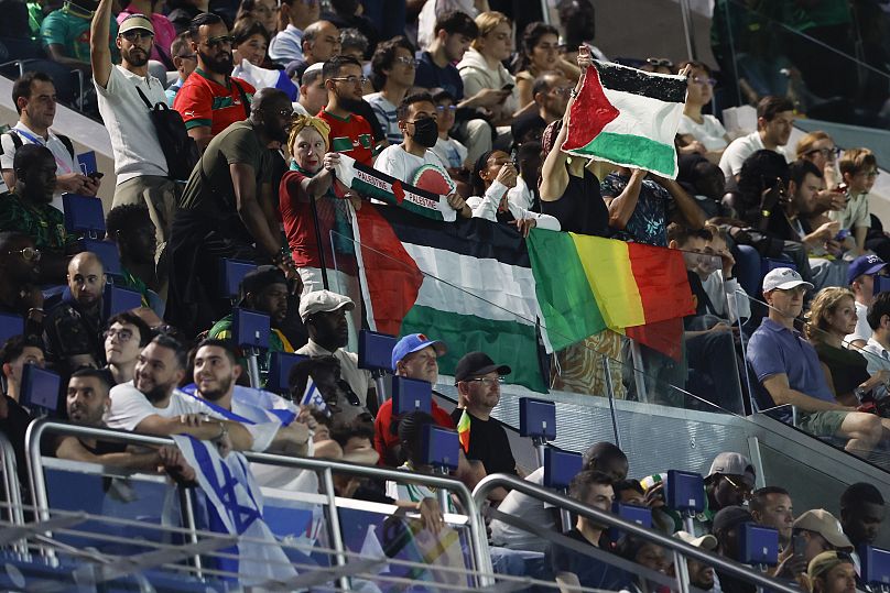 پرچم فلسطین در جمع هواداران مالی