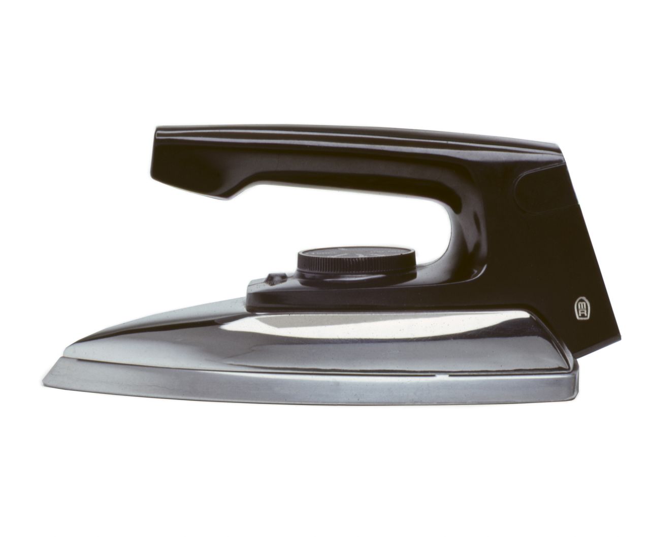 Grange’s design for the reimagined lightweight dry iron with open or closed handle, showing the final plug-in socket for swapping the power cable from one side to the other