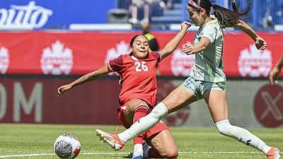 المكسيكية غريتا إسبينوزا، على اليمين، تتحدى الكندية أوليفيا سميث (26 عامًا) خلال النصف الأول من مباراة كرة قدم دولية ودية في مونتريال، السبت 1 يونيو، 2024. 