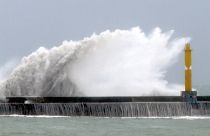 Gaemi tayfunu 24 Temmuz 2024 Çarşamba günü Tayvan'ın kuzeydoğusundaki Yilan ilçesinde karaya çıkmadan önce dalgalar kıyı şeridine çarpıyor. 
