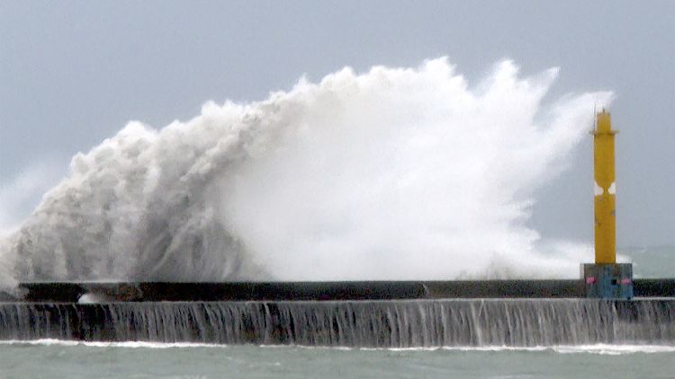 Gaemi tayfunu 24 Temmuz 2024 Çarşamba günü Tayvan'ın kuzeydoğusundaki Yilan ilçesinde karaya çıkmadan önce dalgalar kıyı şeridine çarpıyor. 