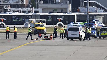 Mentőautók és rendőrautók állnak a kifutópályán a németországi Frankfurt repülőterén 2024. július 25-én, csütörtökön,