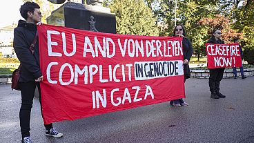 Ativistas seguram uma faixa contra os ataques aéreos israelitas em Gaza