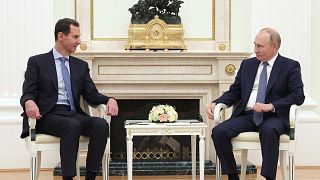 الرئيس السوري بشار الأسد، من اليسار، والرئيس الروسي فلاديمير بوتين يقفان أثناء لقائهما في موسكو، روسيا، الأربعاء 24 يوليو 2024. 