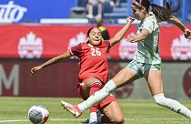 تیم فوتبال زنان کانادا در نیمه اول یک بازی دوستانه مقابل مکزیک
