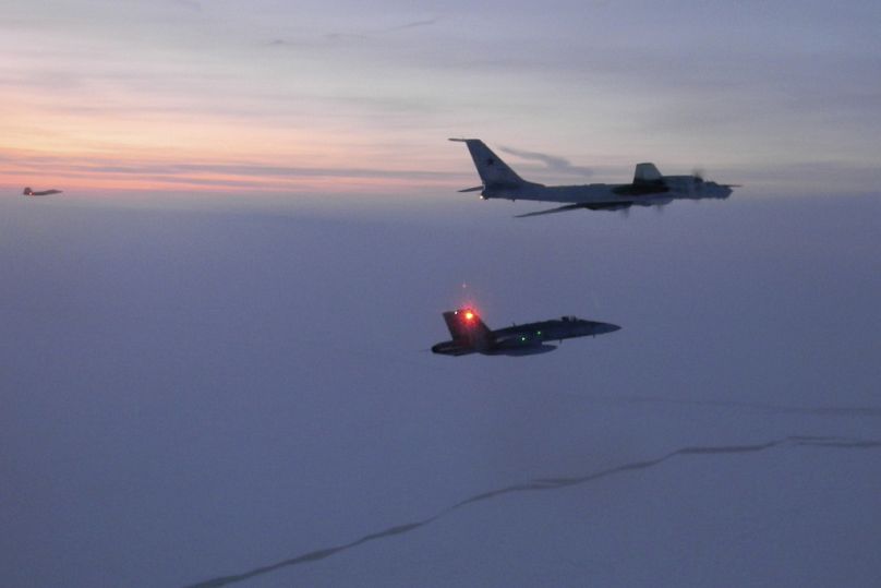 NORAD tarafından yayınlanan fotoğrafta, 9 Mart 2020'de bir Rus Tu-142 deniz keşif uçağının Alaska yakınlarında uçtuğu görülüyor.