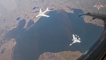 Çin hava kuvvetlerine ait bir H-6K uzun menzilli bombardıman uçağı, solda, Rusya-Çin ortak hava devriyesi sırasında Rus hava kuvvetlerine ait bir Su-30 avcı uçağı tarafından eşlik edilirken görülüyor, 25 Temmuz 2024