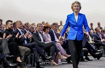 A Presidente da Comissão Europeia, Ursula von der Leyen, sobe ao palco durante a cerimónia de abertura da conferência sobre a recuperação em Berlim, Alemanha, a 11 de junho de 2024. 