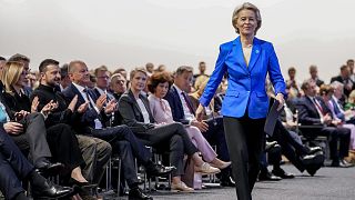 La présidente de la Commission européenne, Ursula von der Leyen, monte sur scène lors de la cérémonie d'ouverture de la conférence sur la relance à Berlin, en Allemagne, le 11 juin 2024. 