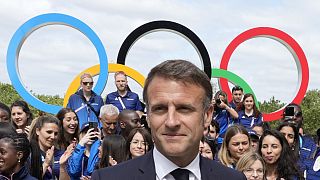  الرئيس الفرنسي إيمانويل ماكرون خلال لقائه مع الرياضيين الفرنسيين في زيارته للقرية الأولمبية قبل دورة الألعاب الأولمبية الصيفية 2024، الاثنين 22 يوليو 2024، في باريس