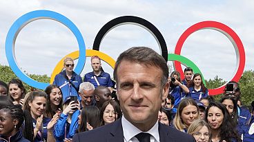  الرئيس الفرنسي إيمانويل ماكرون خلال لقائه مع الرياضيين الفرنسيين في زيارته للقرية الأولمبية قبل دورة الألعاب الأولمبية الصيفية 2024، الاثنين 22 يوليو 2024، في باريس