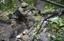 Ukraynalı askerler Kharkiv'de taktik ve tıbbi eğitim tatbikatlarına katılıyor.