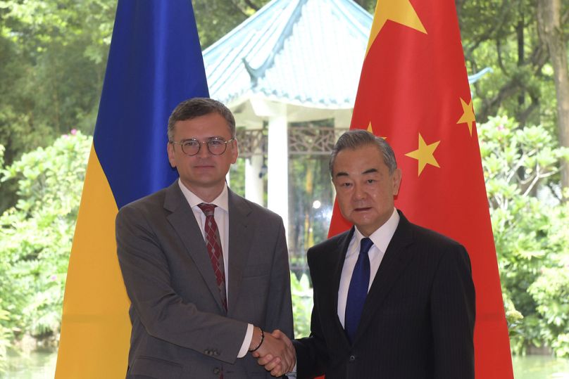 Dmytro Kuleba, avec le ministre chinois des affaires étrangères Wang Yi, le 24 juillet. 