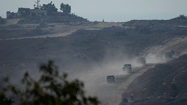 مدرعات إسرائيلية تتحرك في منطقة على الحدود بين إسرائيل وغزة، كما تظهر من جنوب إسرائيل، الأربعاء 24 يوليو 2024