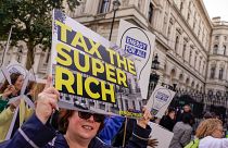 2022'de Birleşik Krallık'ta servet vergisi yanlısı bir protestocu