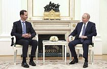 الرئيس السوري بشار الأسد يتحدث مع الرئيس الروسي فلاديمير بوتين خلال لقائهما في موسكو، روسيا (24 يوليو 2024)