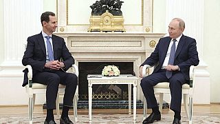 الرئيس السوري بشار الأسد يتحدث مع الرئيس الروسي فلاديمير بوتين خلال لقائهما في موسكو، روسيا (24 يوليو 2024)