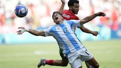 اللاعب الأرجنتيني جوليانو سيميوني في المقدمة واللاعب المغربي زكريا الواحدي يتصارعان على الكرة خلال مباراة في أولمبياد باريس 2024