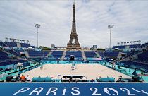 ورزشگاهی مشرف به برج ایفل که به مکان برگزاری مسابقات والیبال ساحلی بازی‌های المپیک پاریس تبدیل شده است 