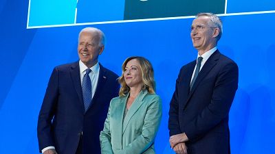 O Presidente Joe Biden e o Secretário-Geral da NATO, Jens Stoltenberg, dão as boas-vindas à Primeira-Ministra italiana, Giorgia Meloni, na Cimeira da NATO em Washington.