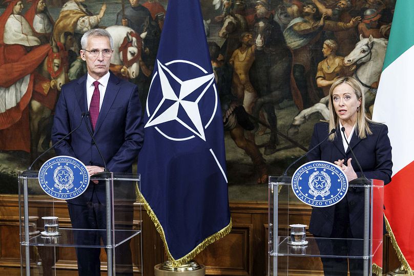 Der scheidende NATO-Generalsekretär Jens Stoltenberg neben der italienischen Ministerpräsidentin Giorgia Meloni bei einer Pressekonferenz im Jahr 2022.