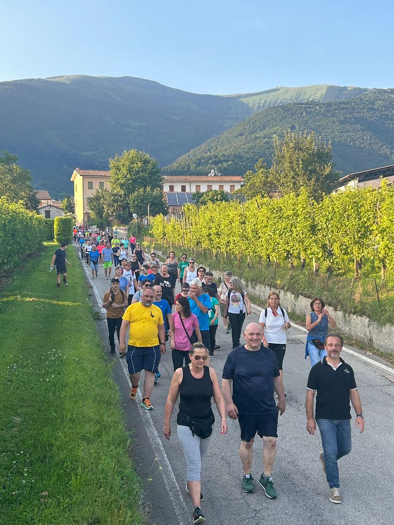 Gruppo di persone che passeggia con il sindaco