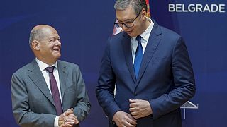 Le chancelier allemand Olaf Scholz, à gauche, et le président serbe Aleksandar Vucic se quittent après une conférence de presse au palais de Serbie à Belgrade, le 19 juillet.