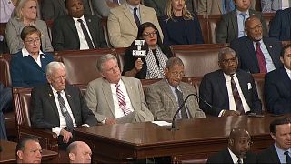 أعضاء من الكونغرس الأمريكي من بينهم رشيدة طليب ترفع لافتة كتب عليها "مرتكب إبادة جماعية"