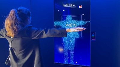 Журналист Euronews Паскаль Дэвис опробует технологию искусственного интеллекта Intel на Олимпиаде в Париже.