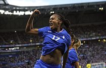 Marie-Antoinette Katoto, da França, festeja o golo marcado durante o jogo de futebol feminino do Grupo A entre a França e a Colômbia