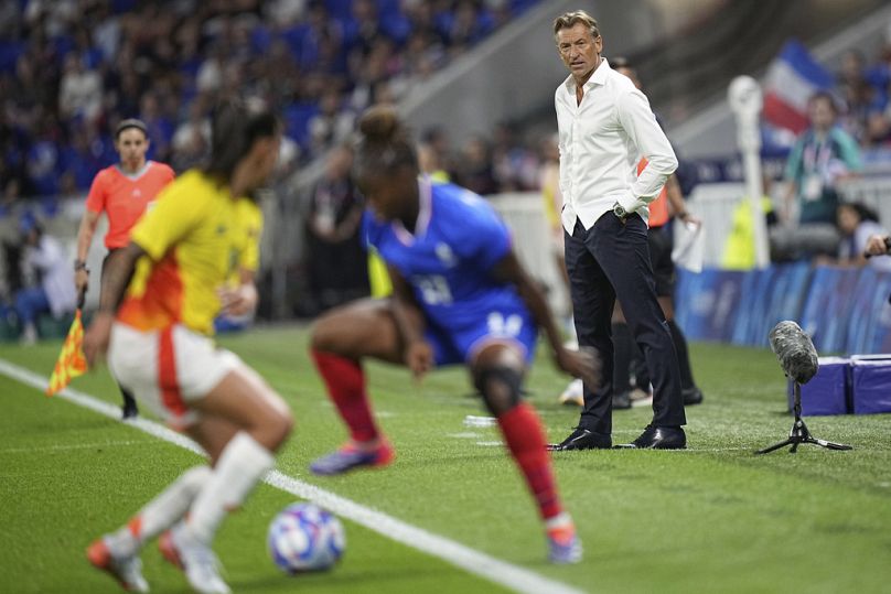 Herve Renard, treinador francês, olha para as jogadoras durante o jogo de futebol feminino do Grupo A entre a França e a Colômbia