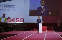 Emmanuel Macron francia elnök beszédet mond a közönségnek a Sport a fenntartható fejlődésért csúcstalálkozón a párizsi olimpián, 2024. július 25-én.