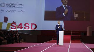 Il presidente francese Emmanuel Macron si rivolge al pubblico durante il vertice sullo sport per lo sviluppo sostenibile all'Olimpico di Parigi, 25 luglio 2024
