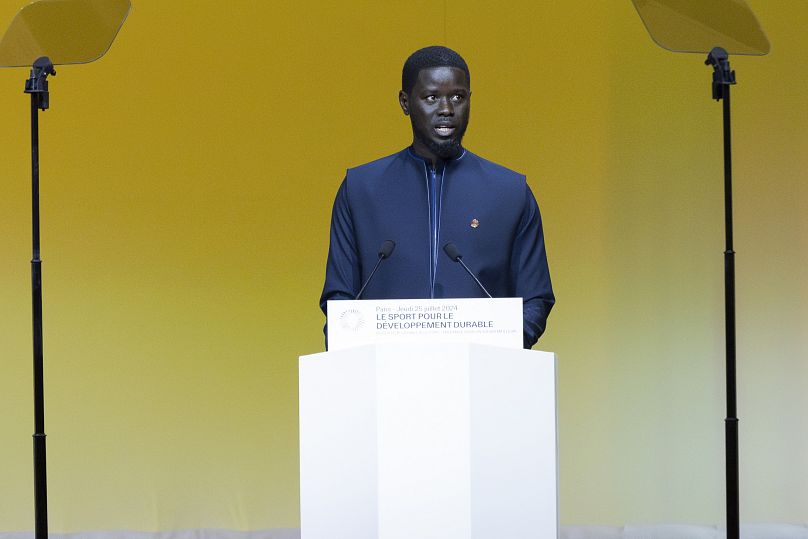 O Presidente do Senegal, Bassirou Diomaye Faye, dirige-se ao público durante a Cimeira do Desporto para o Desenvolvimento Sustentável, em Paris, a 25 de julho de 2024