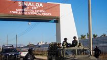 Στρατιώτες περιπολούν στη Σιναλόα του Μεξικού μια ημέρα μετά από μεγάλη επιχείρηση κατά του καρτέλ.