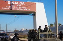 Soldados patrulham Sinaloa, México, um dia depois de uma grande operação anti-cartel.