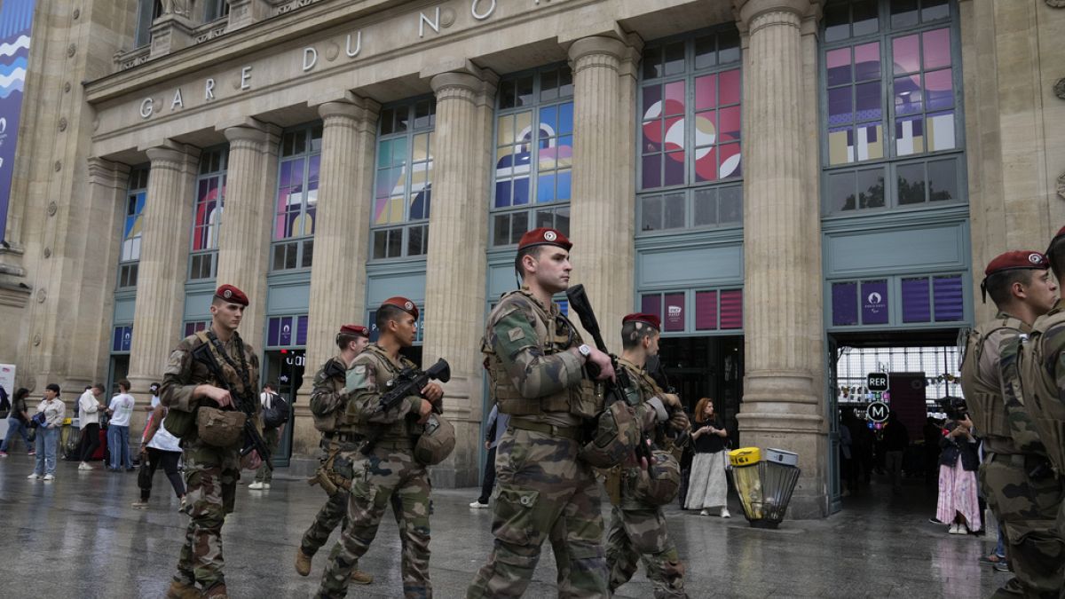 ParisViajantes sentados nas escadas da Gare de Montparnasse, durante os Jogos Olímpicos de verão de 2024, sexta-feira, 26 de julho de 2024, em Paris, França. 