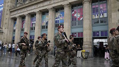 ParisViajantes sentados nas escadas da Gare de Montparnasse, durante os Jogos Olímpicos de verão de 2024, sexta-feira, 26 de julho de 2024, em Paris, França. 