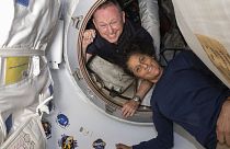Boeing Mürettebat Uçuş Testi astronotları Butch Wilmore, solda ve Suni Williams UUİ'de bir portre için poz veriyor.