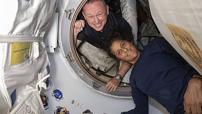 Boeing Mürettebat Uçuş Testi astronotları Butch Wilmore, solda ve Suni Williams UUİ'de bir portre için poz veriyor.