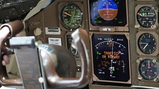 Should there be one or two pilots in a commercial aircraft? A conflict between pilots and the industry.